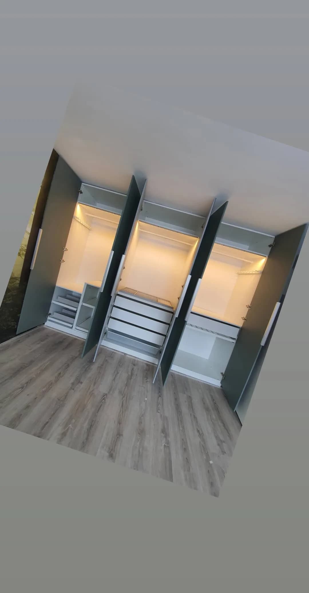 PAX wandcombinatie strak tegen de muur verankerd in een licht interieur