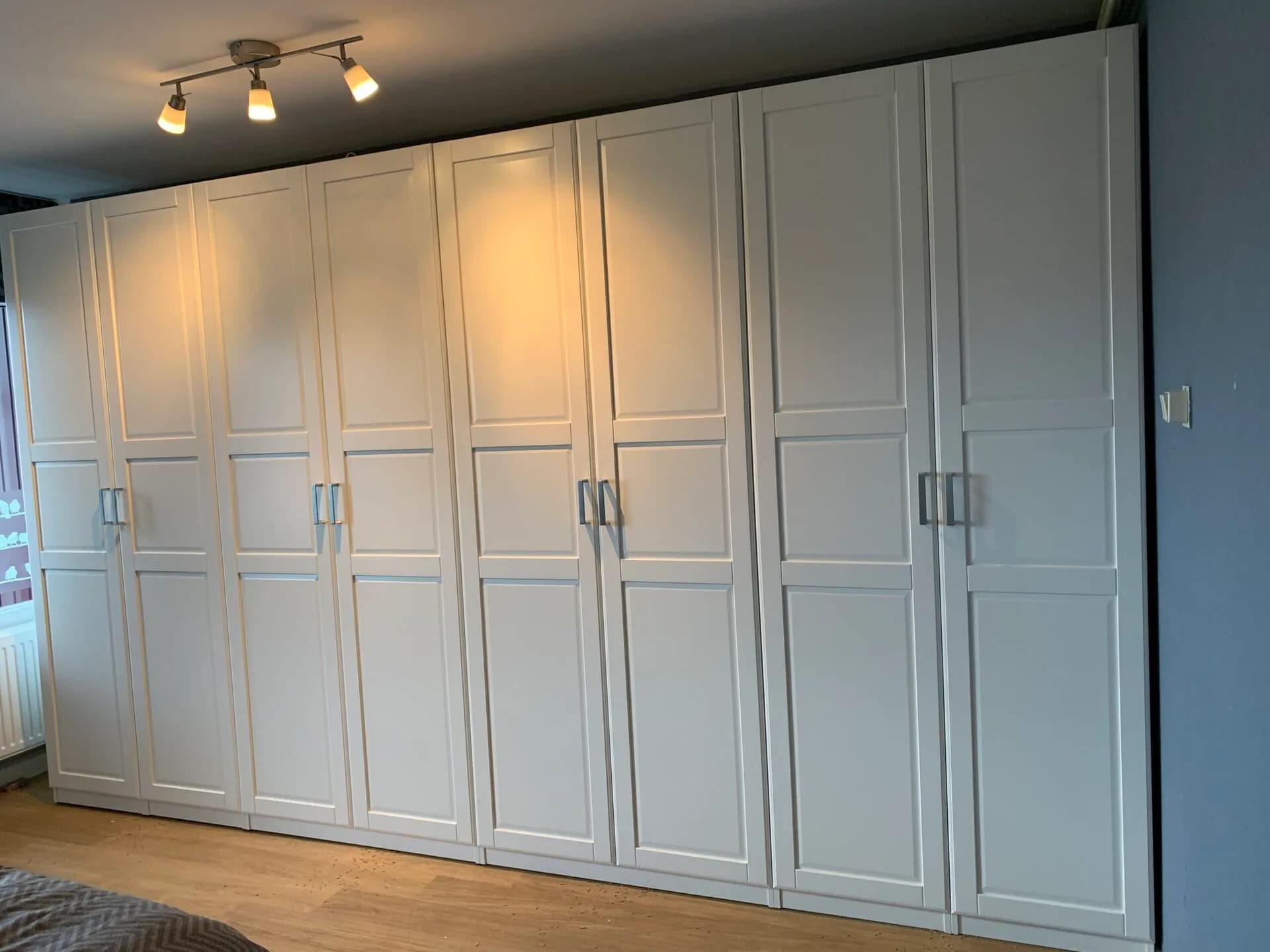 Slaapkamer met afgemonteerde PAX kledingkast en plinten op maat
