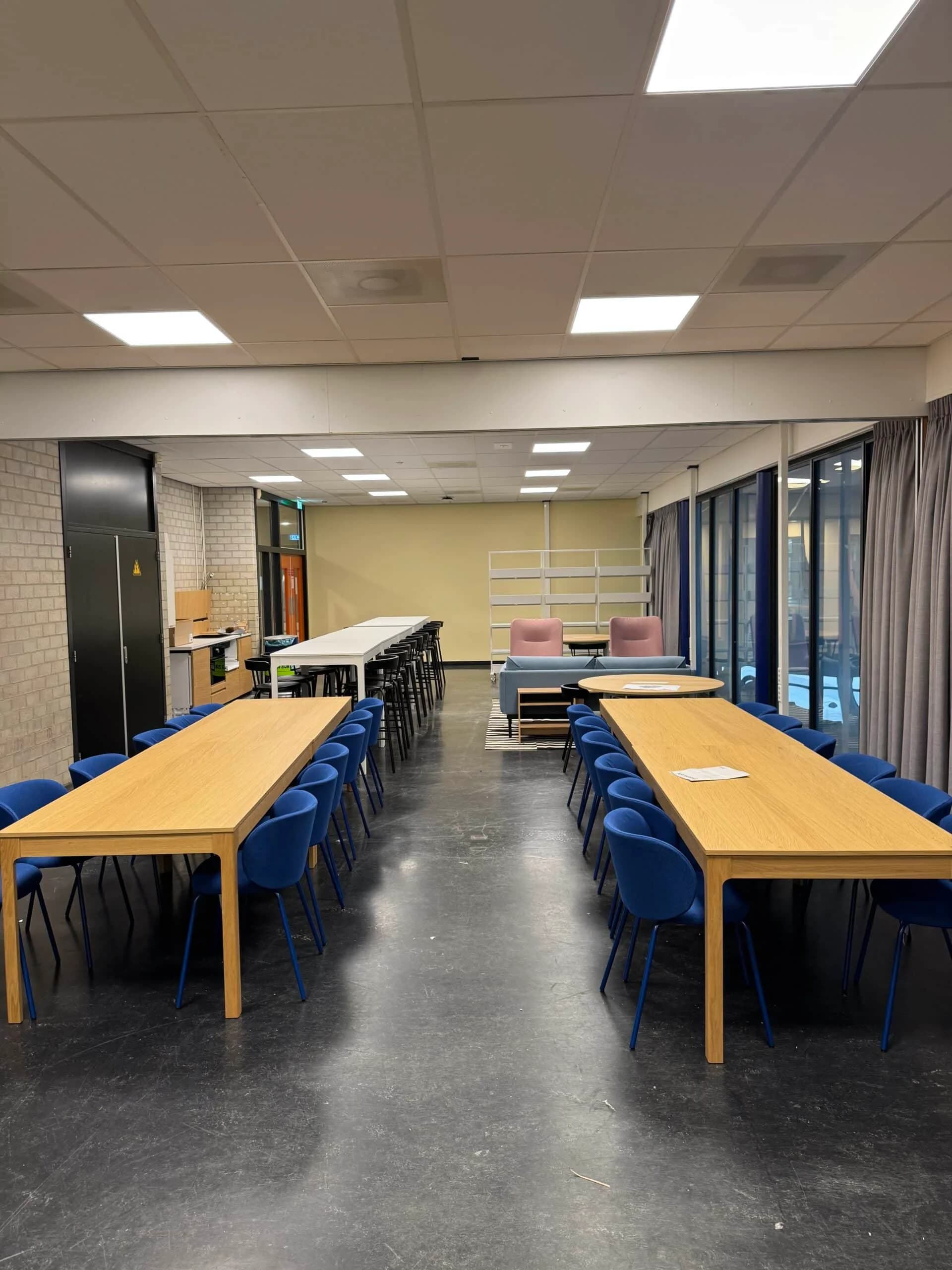 Werkruimte met op schaal gemonteerde tafels en stoelen