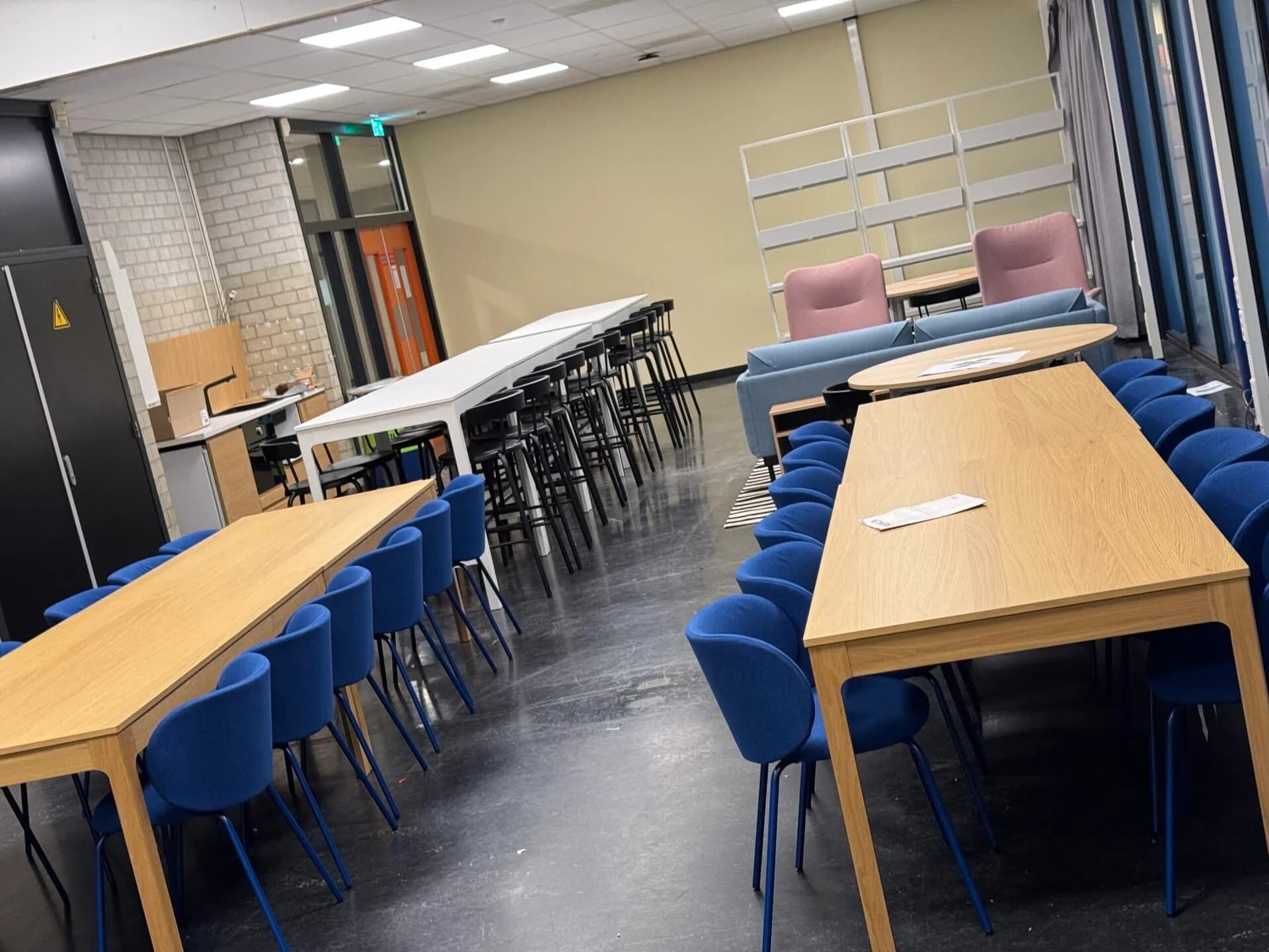 Werkruimte met op schaal gemonteerde tafels en stoelen