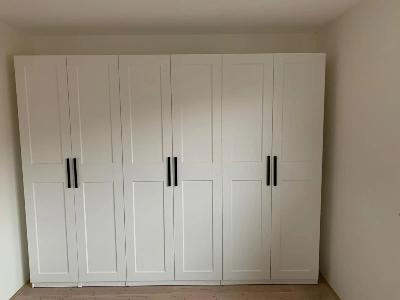 After-foto van een gemonteerde kledingkast — strak afgesteld en waterpas verankerd