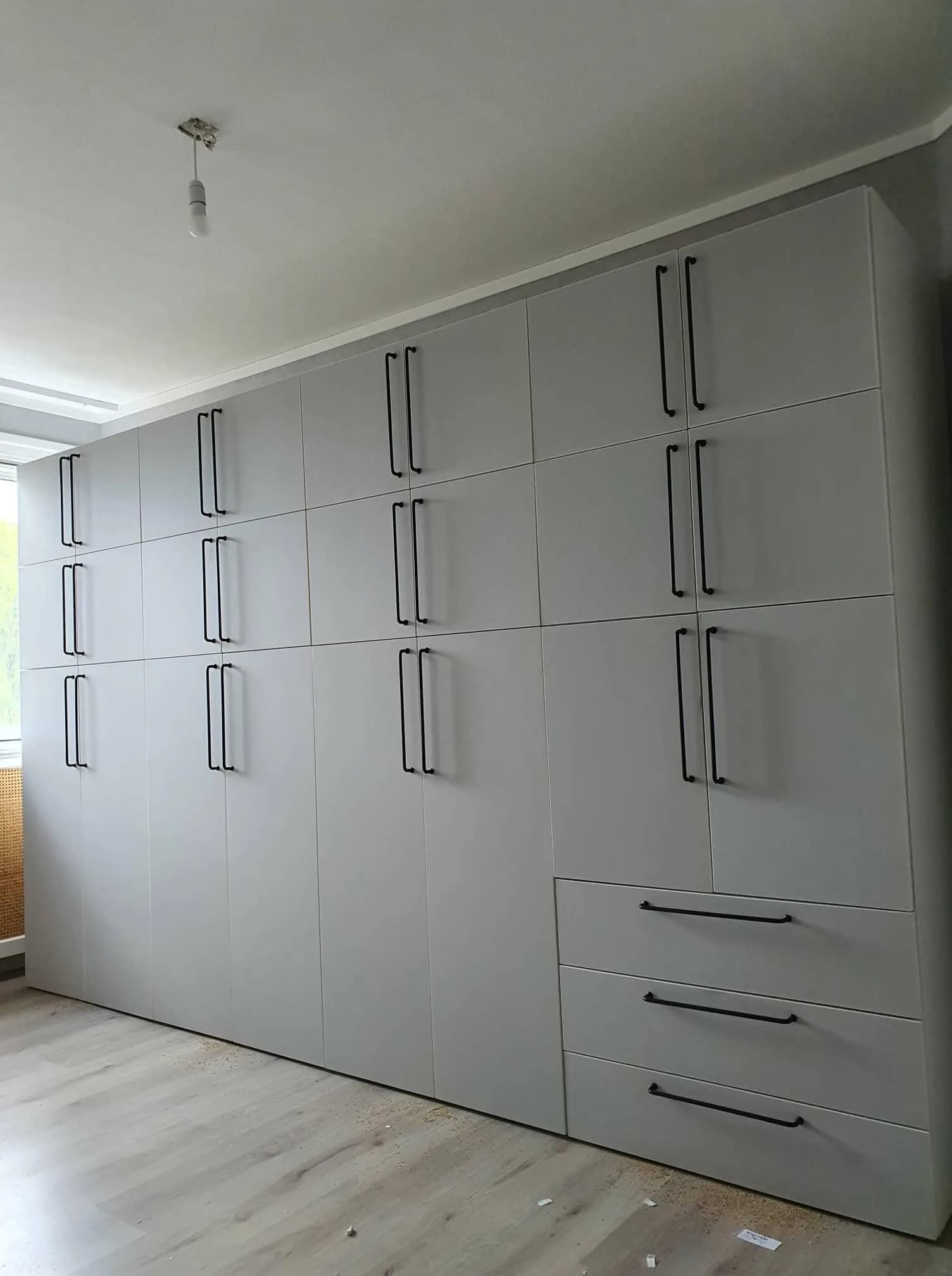 MALM bed met houten frame in een minimalistisch ingerichte slaapkamer