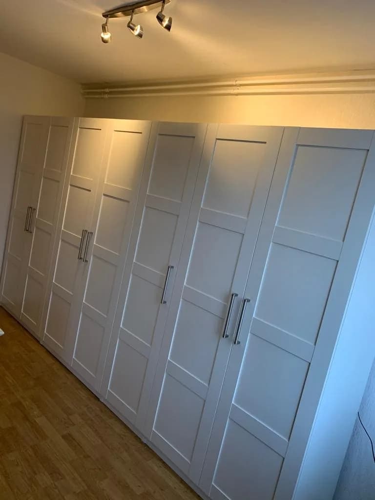 Plinten weggewerkt langs een afgemonteerd kookeiland in golden hour licht