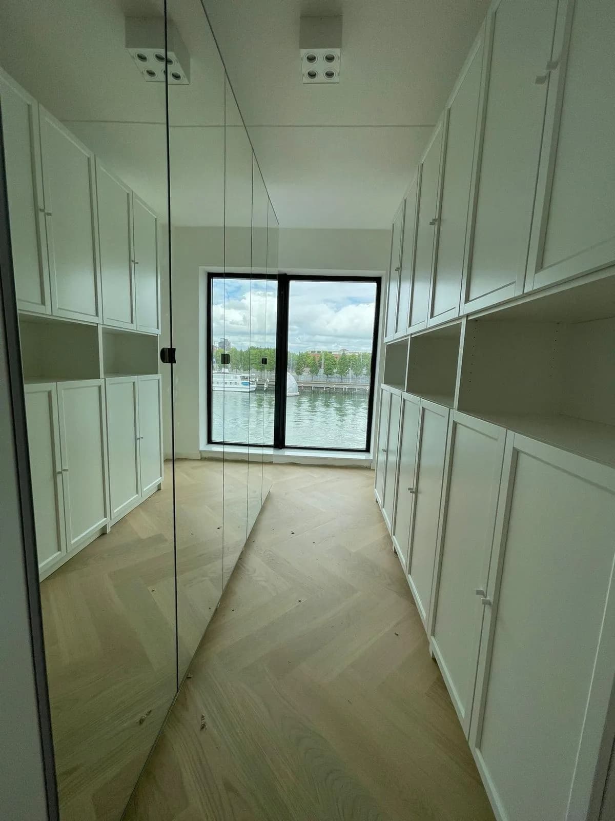 Werkkamer met afgemonteerd bureau, monitor en kabelmanagement onder het blad