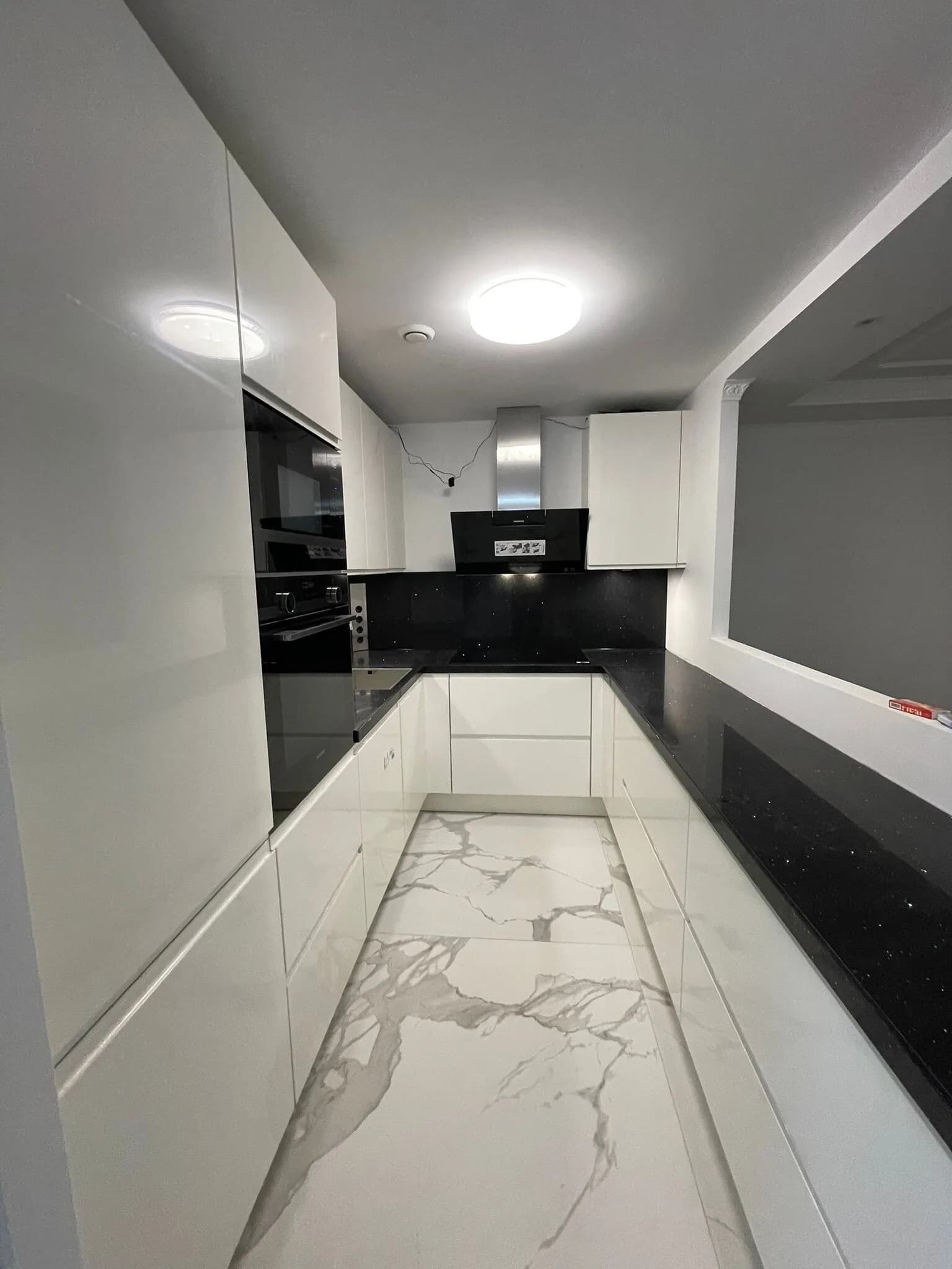 Walnut BESTÅ TV-meubel afgesteld met push-open deuren in een moderne woonkamer