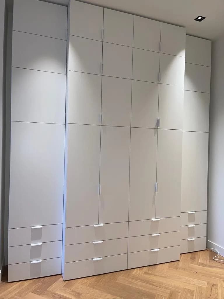 PAX kledingkast met frosted-glass schuifdeuren in een Nederlands interieur