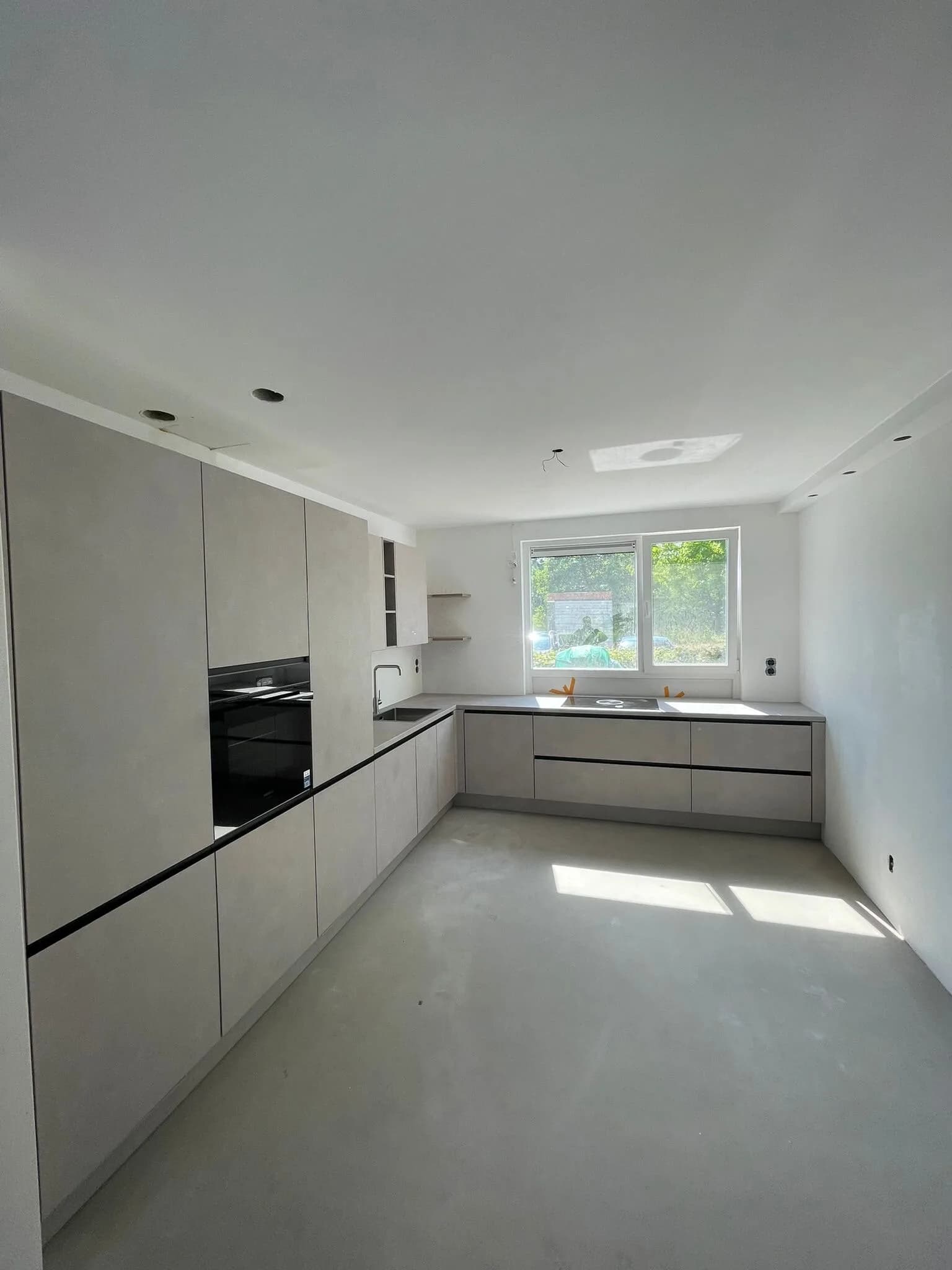 Frames van een wandcombinatie waterpas voor de fronten worden geplaatst