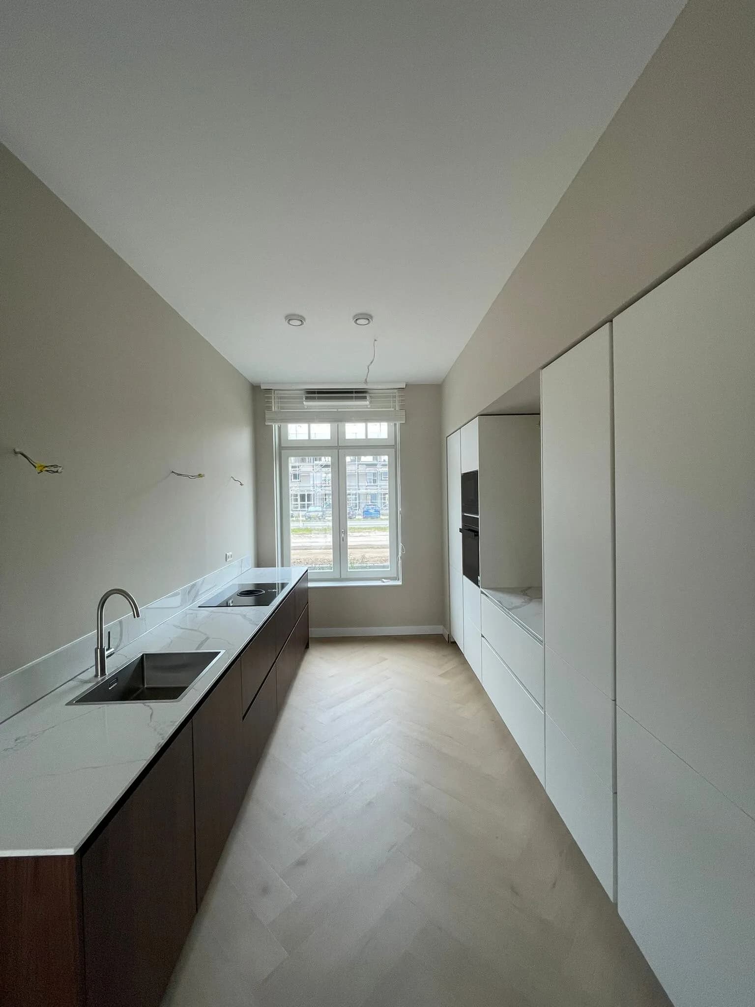 Schuifdeurkast met deuren afgesteld in spoor en plinten op maat afgewerkt