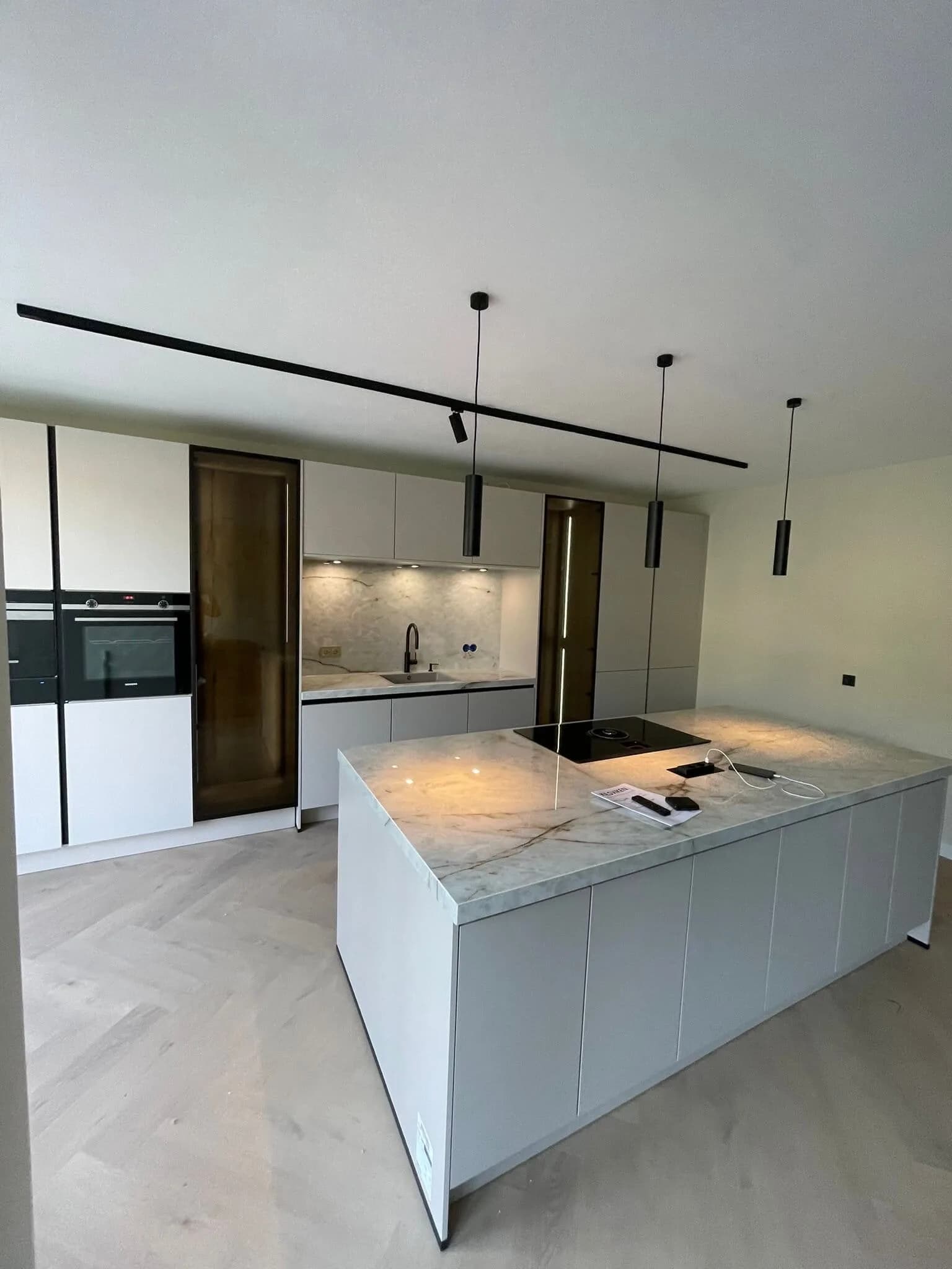 Werkkamer met bureau, stoel en kasten klaar voor de eerste werkdag