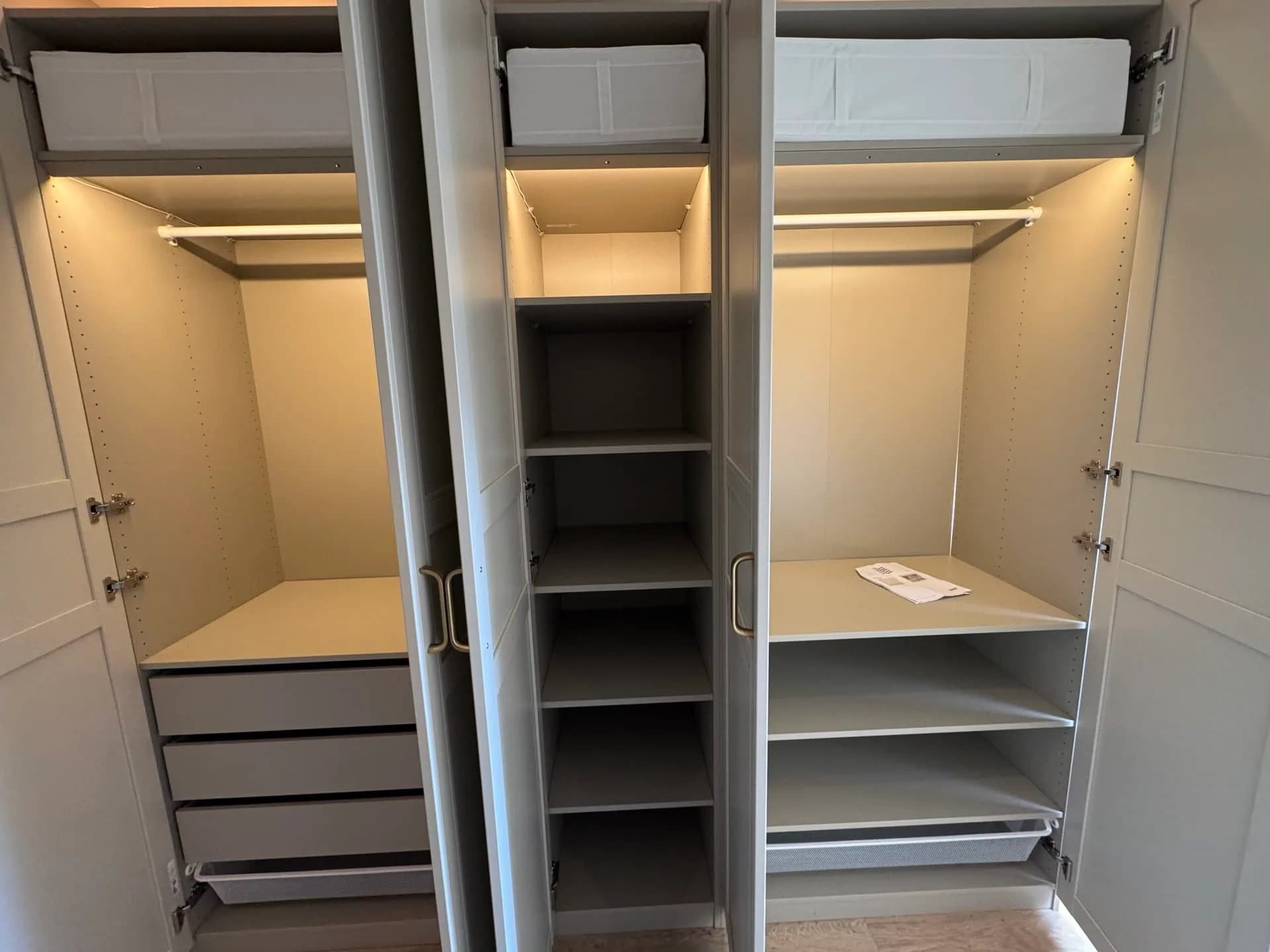After-foto van een gemonteerde kledingkast — strak afgesteld en waterpas verankerd