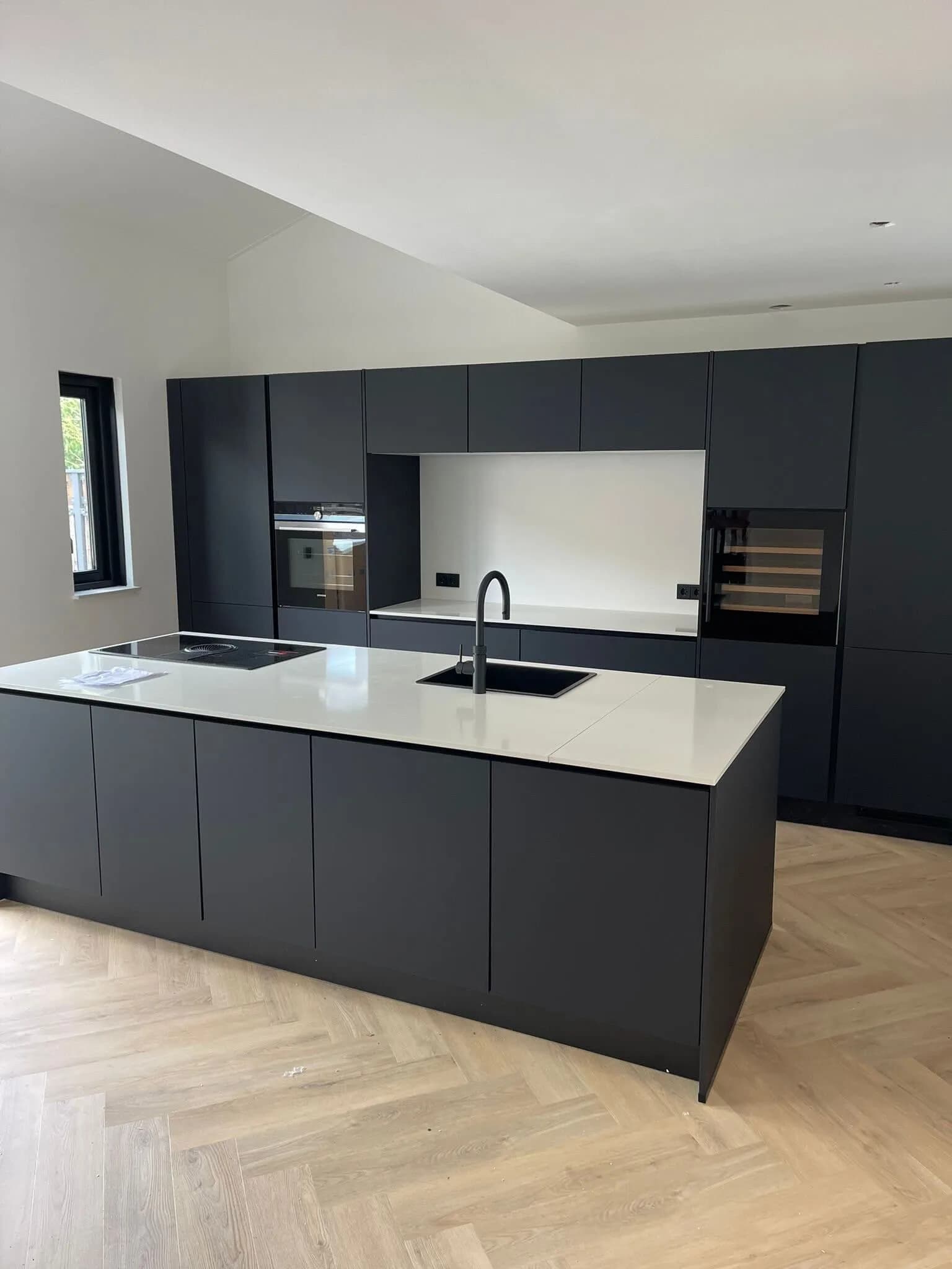Zwevende BESTÅ wandcombinatie met kabels door de muur weggewerkt