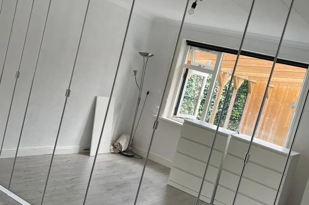 Detailopname van een gemonteerde schuifdeurkast in een Nederlands interieur