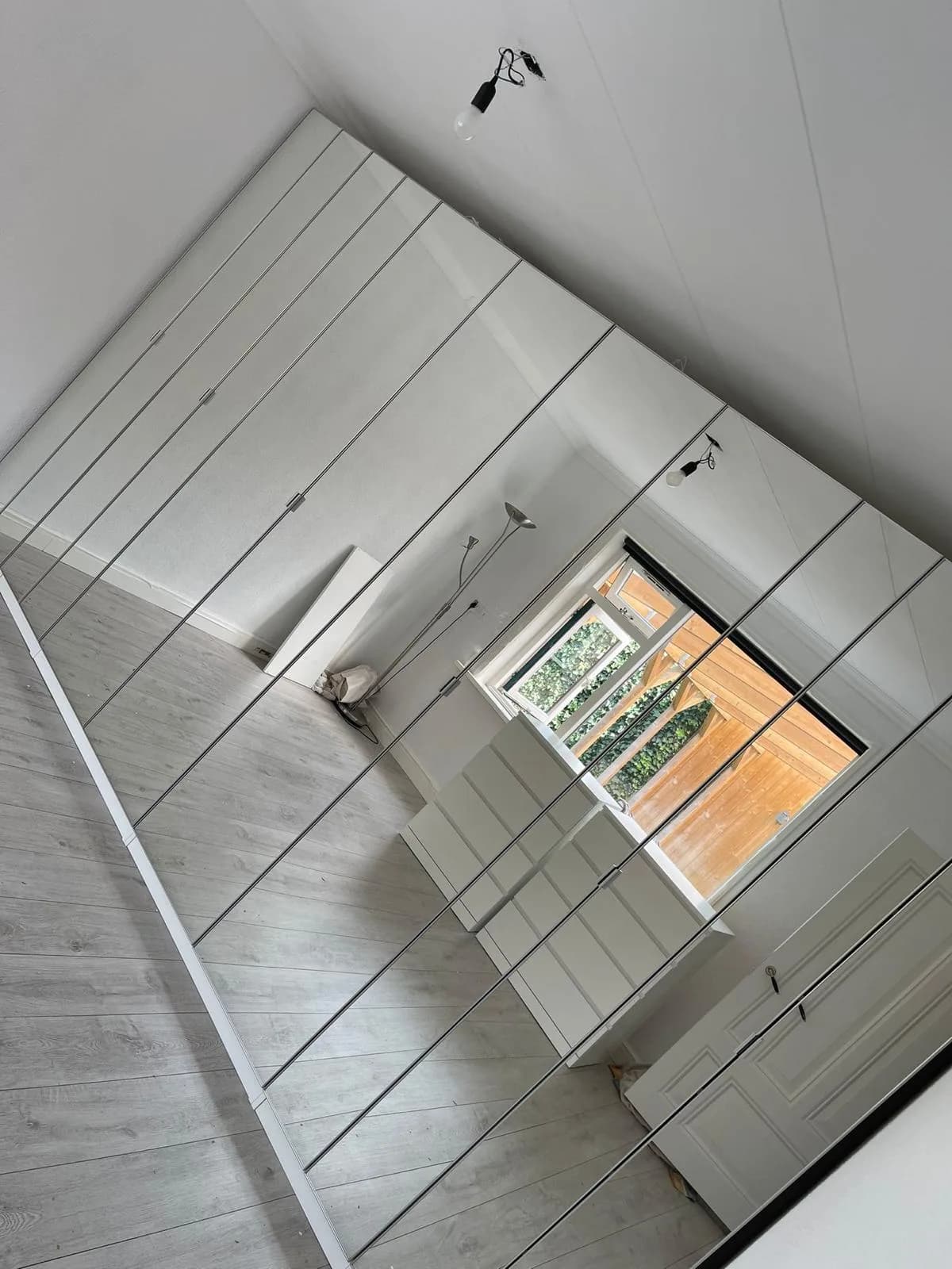 Woonkamer met TV-meubel zwevend gemonteerd en kabels door de muur weggewerkt