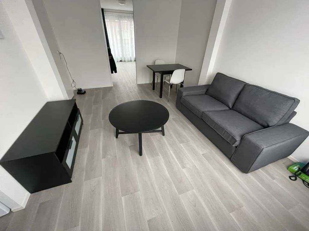 Woonkamer met TV-meubel zwevend gemonteerd en kabels door de muur weggewerkt