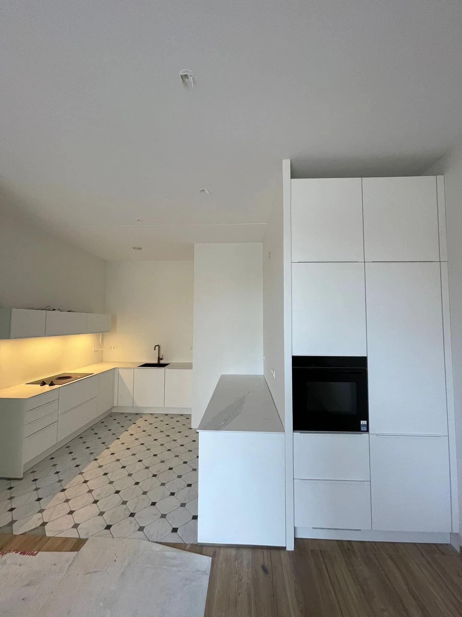 Detailopname van een gemonteerd bed met houten frame en opberglade