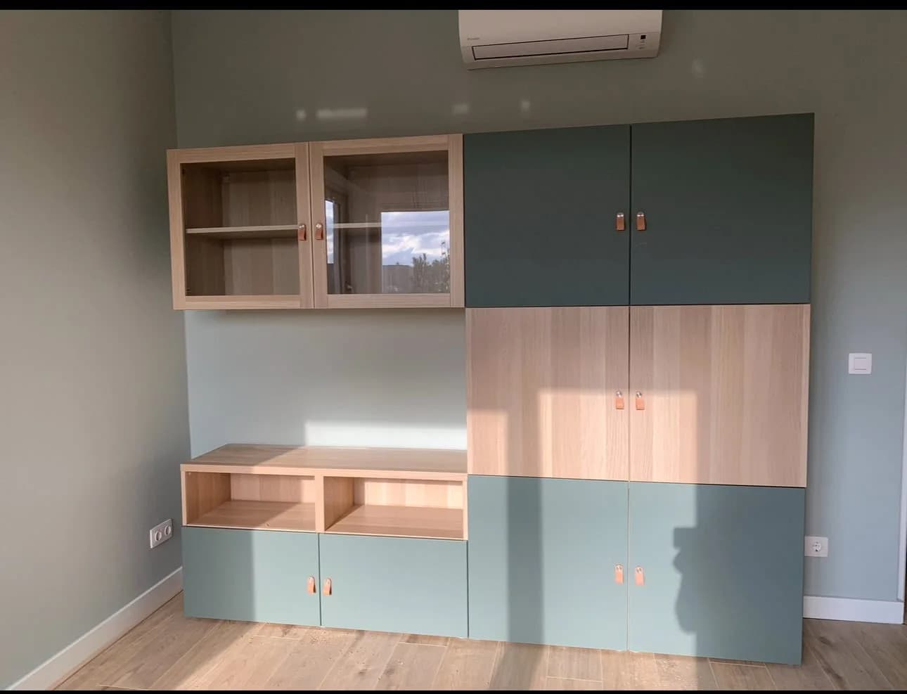 Woonkamer met TV-meubel zwevend gemonteerd