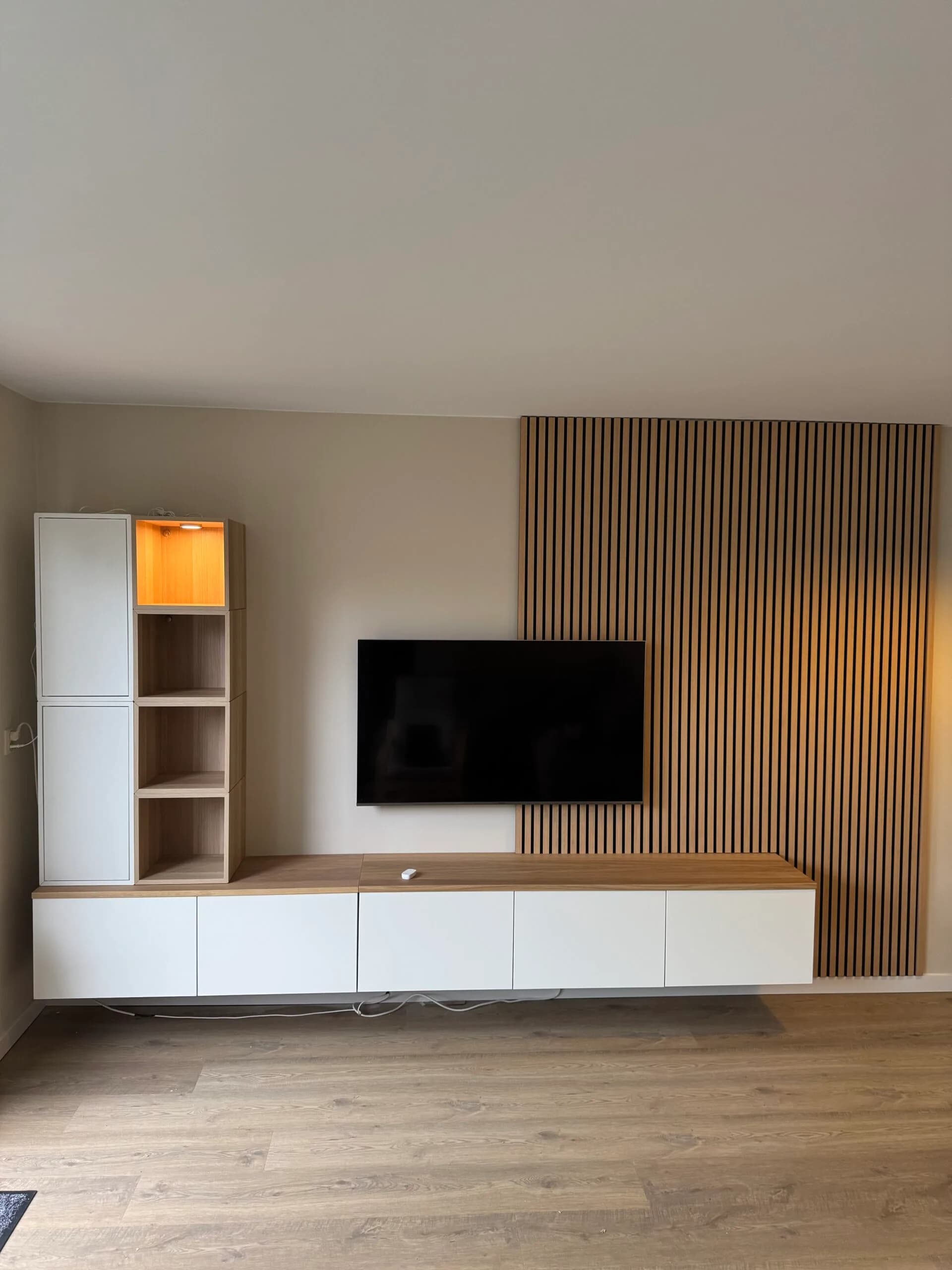 Zwevend IKEA BESTÅ TV-meubel in een Nederlands interieur