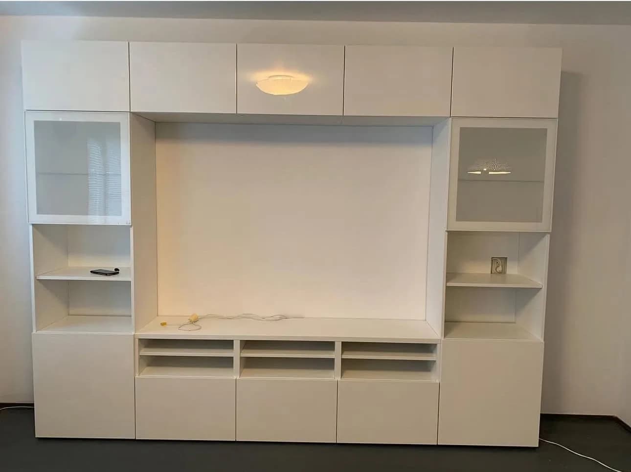 Woonkamer met zwevend TV-meubel en kabels weggewerkt
