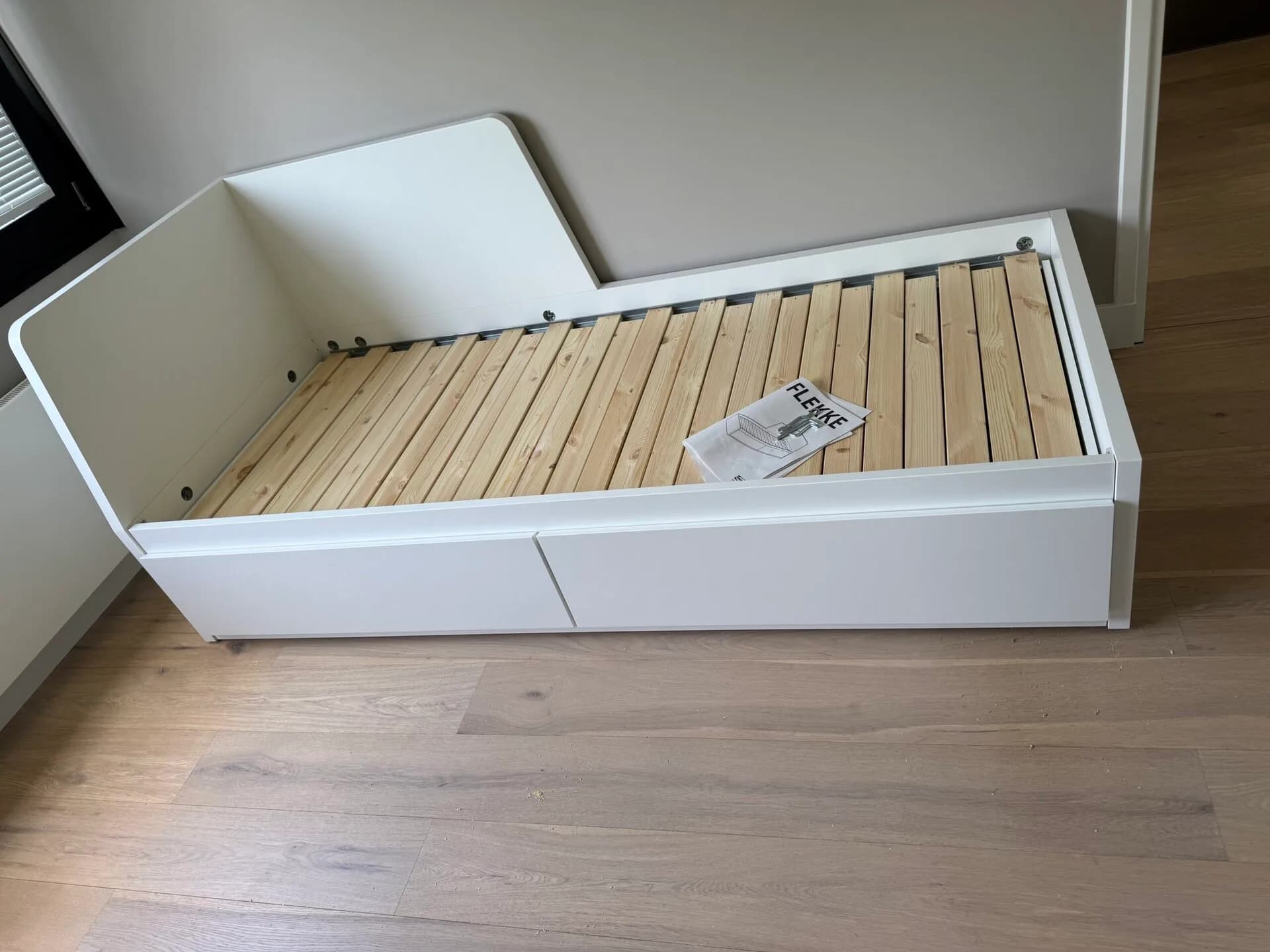 Slaapkamer met opgebouwd bed en lattenbodem in een Nederlands interieur