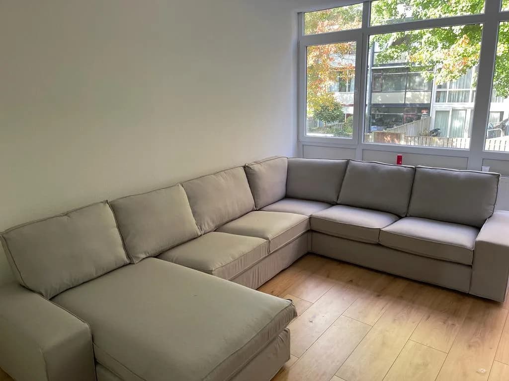 Frosted-glass schuifdeur in spoor afgesteld op een afgewerkte PAX kast