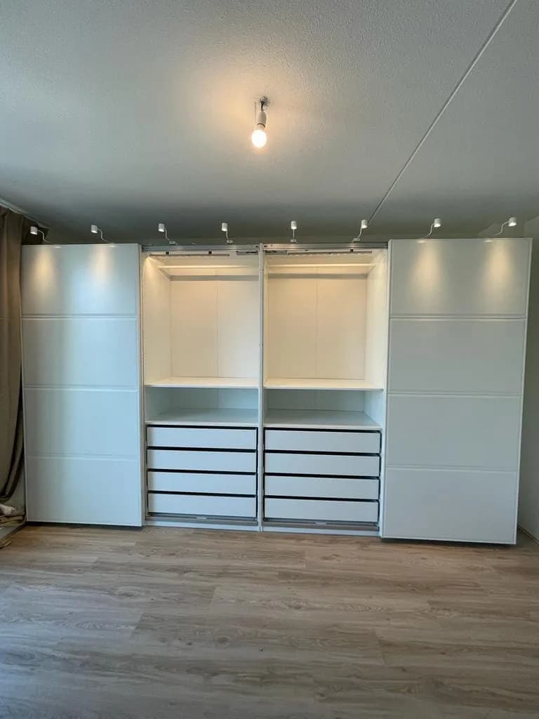 PAX wandcombinatie strak tegen de muur verankerd in een licht interieur