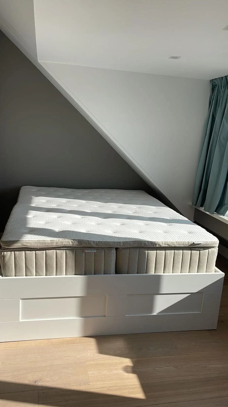 Afgeronde bedmontage — vakwerk waar je elke nacht comfortabel op slaapt