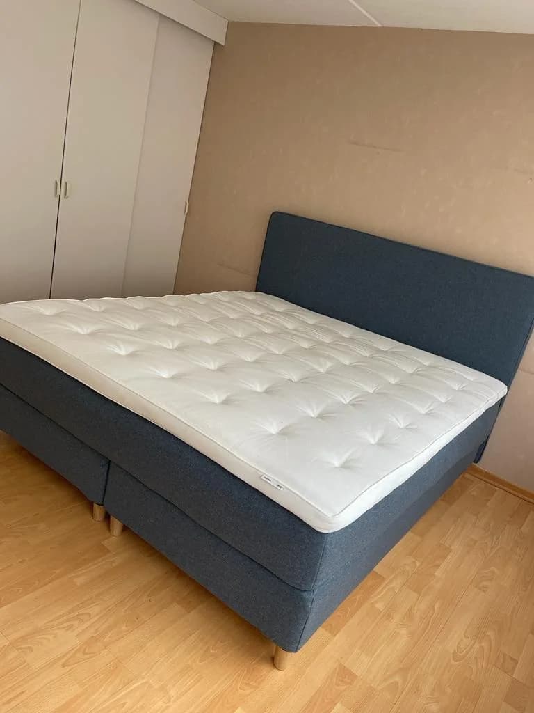 Afgeronde bedmontage — vakwerk waar je elke nacht comfortabel op slaapt