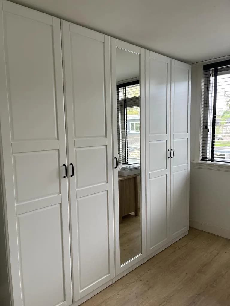 Detailopname van een gemonteerd bed met houten frame en opberglade