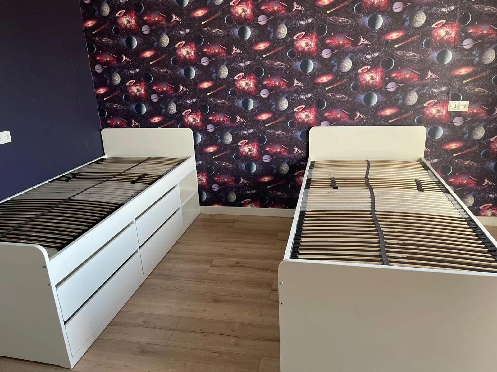 Slaapkamer met afgemonteerd bed, lattenbodem op maat en opberglade afgesteld