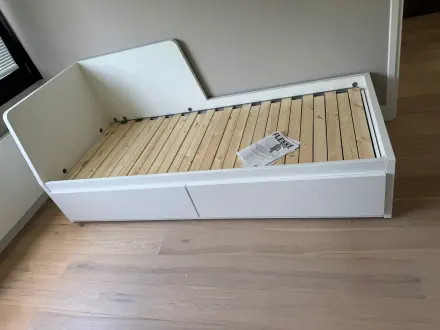 Slaapkamer met opgebouwd bed en lattenbodem in een Nederlands interieur