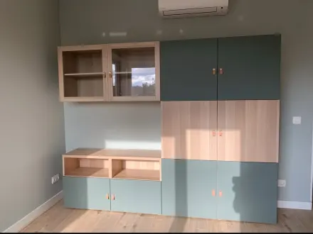 Woonkamer met TV-meubel zwevend gemonteerd